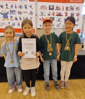 Alina, Annie, Eli und Diya erzielten bei den Deutschen Schulschach Meisterschaften der Klassenstufen 1 und 2 einen sehr guten 6. Platz.